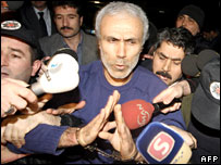 Mehmet Ali Agca exibe foto com o Papa João Paulo 2º