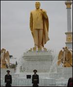 مجسمه طلايی نيازوف 