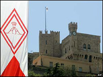 Castelo e bandeira de Mônaco
