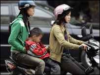 Người dân đi xe máy