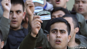 Integrantes da Gendarmería argentina fazem protesto (Reuters)