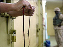 Ebu Gureyb'te bir mahkumun elleri