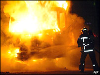 Bombeiro tenta apagar fogo em veículo em Cenon, perto de Bordeaux