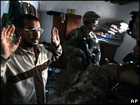 نظامیان آمریکایی یکی از مظنونین عضویت در القاعده عراق را بازجویی می کند - 8 ژانویه