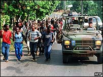 Kigali sokaklarındaki Hutu savaşçılar ve Fransız barış gücü askerleri