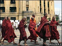 प्रदर्शन करते बौद्ध भिक्षु