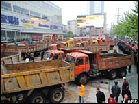 Tại Hợp Phì, người biểu tình dùng xe tải chắn lối vào cửa hàng Carrefour