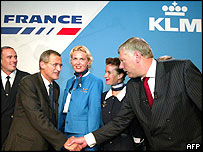 KLM ve Air France yetkilileri el sıkışıyor
