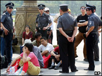 Polícia chinesa cerca grupo de pessoas na praça da Paz Celestial, 03-06-04