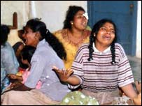  بین کرتی عورتیں