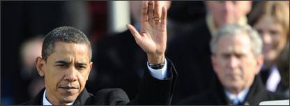 Ông Barack Obama ngày 20.01.2009, đằng sau là ông Bush