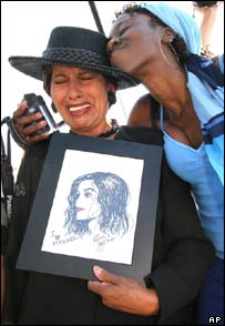 Fãs de Michael Jackson em vigília na frente do tribunal