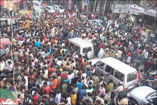 लखनऊ में संजय दत्त का रोड शो