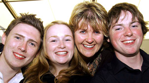 Catrin Jones gyda thri o gystadleuwyr Gwobr Goffa Richard Burton -   Gwion Aled Williams, y buddugol,  Manon Wyn Williams ac Aron Morris