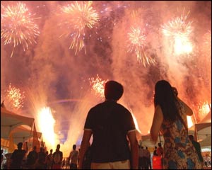 रंगारंग शुरुआत देखने में मगन