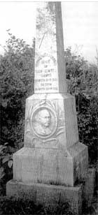 Cofgolofn yn Llanbeblig, Caernarfon.