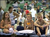 turistas em abrigos de emergência fogem do furacão Emily