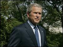 صدر بش نے وائٹ ہاوس کے لان پر صحافیوں سے بات کی