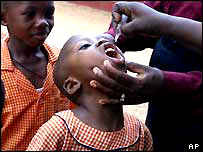 Nijerya'da aşılanan çocuklar