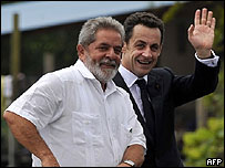 Sarkozy e Lula em Saint George de l'Oyapoque, cidade da Guiana Francesa do outro lado do Rio Oiapoque, na divisa com o Brasil