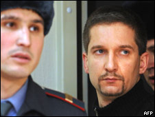 Денис Евсюков и милиционер-конвоир (28 декабря 2009 года)