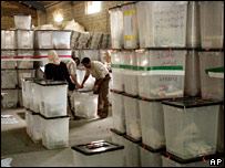 Urnas antes de serem abertas para contagem dos votos em Baqouba, no Iraque