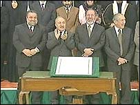 Irak'ta Geçici Yönetim Konseyi üyeleri anayasa taslağını imzalıyor