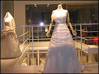 Áo cưới trong một cửa hàng ở Tokyo