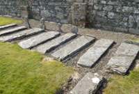 Rhes o feddau yn y fynachlog yn Ystrad Fflur