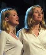 Fflur Wyn a Mirain Haf yn ennill cystadleuaeth Deuawd Cerdd Dant dros 21