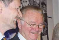 Gyda llywydd y llyfrgell, y Dr Brinley Jones, ddiwrnod dathlu canmlwyddiant y Llyfrgell.