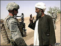 سرباز ناتو و مرد افغان