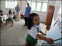 Tsunami mağduru çocuklar okulda