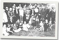 Rhai o'r cerddwyr ddaeth ynglhyd i faes parcio bethel.