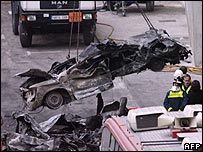 Carro é removido de destroços em estacionamento de aeroporto em Madri