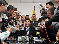 Jorge Cevallos (centro), em entrevista coletiva