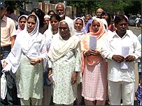 Hindistan'da Meerut kentinde polis nezaretinde ölen bir kişinin yakınları protesto gösterisinde (Arşiv)