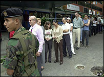 Centenas de milhares de opositores de Chávez fizeram fila para participar de 