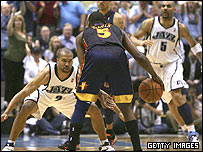 درک فیشر  و کارلوس بوزر در حال دفاع