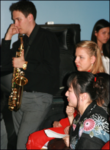 Những khán giả nước ngoài thưởng thức nhạc Trịnh