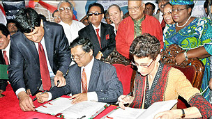بنگلہ دیش کے وزیر ورلڈ بینک کے ساتھ پدما پل پروجیکٹ پر دستخط کرتے ہوئے