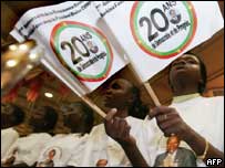 Burquinenses comemoram 20 anos do presidente Compaoré no poder