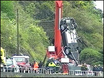 Aston Martin acidentado é retirado de lago