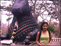 Amy with the Nandi Statue at Chamundi Hill