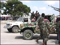 نفرات اتحاديه محاکم اسلامی در فرودگاه موگاديشو پس از بمباران فرودگاه