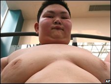 Một em bé Trung Quốc 15 tuổi đang tập thể thao trong chương trình điều trị giảm béo phì tại một bể bơi ở Vũ Hán