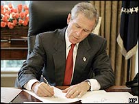 Presidente Bush assina ordens executivas