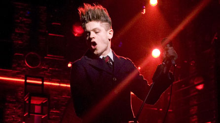 Iwan Rheon yn 'Spring Awakening' (llun: Helen Maybanks)