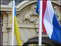 прапори на саміті у Гаазі