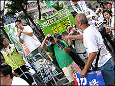 香港「七一」遊行民眾指罵民主黨宣傳人員（1/7/2010）
